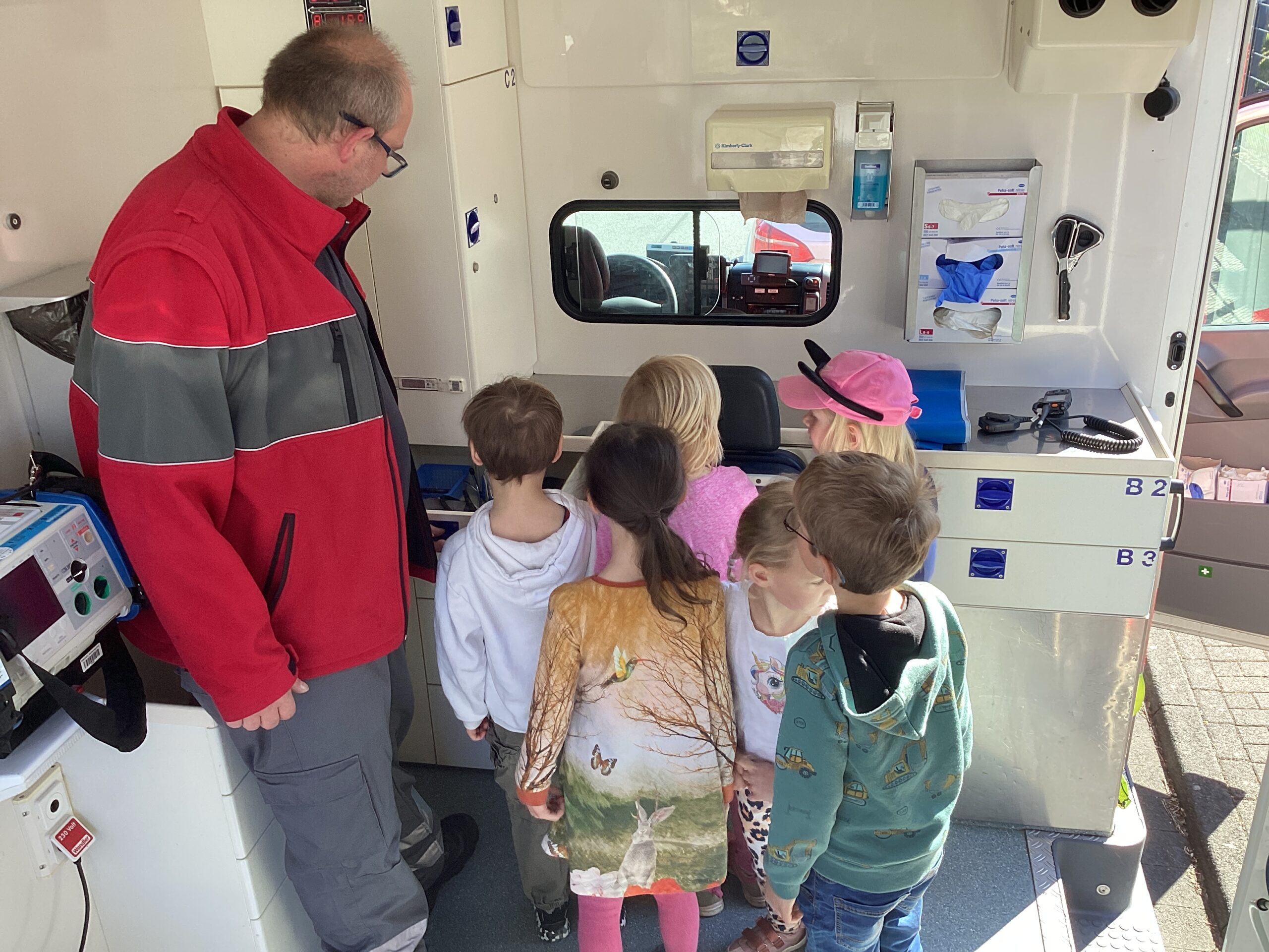 Foto Krankenwagen Schulkinder